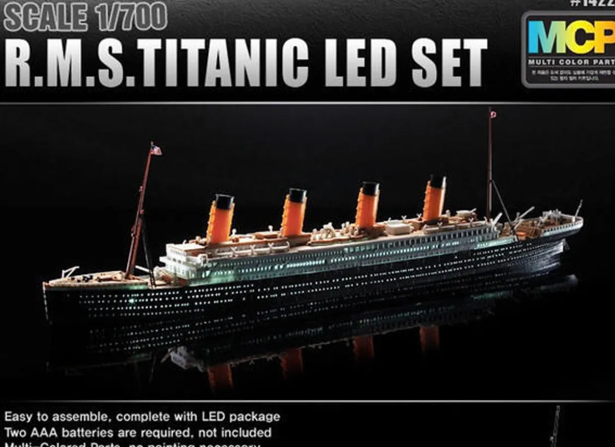 Academy 1/700 RMS Titanic with LED Lighting Set