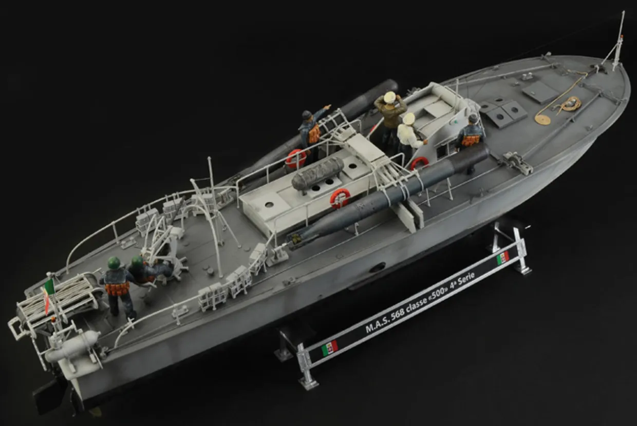 Italeri 1/35 MAS 563/568 with Crew