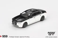 Mini GT 1/64 BMW i7 xDrive60 Alpine White / Black Sapphire