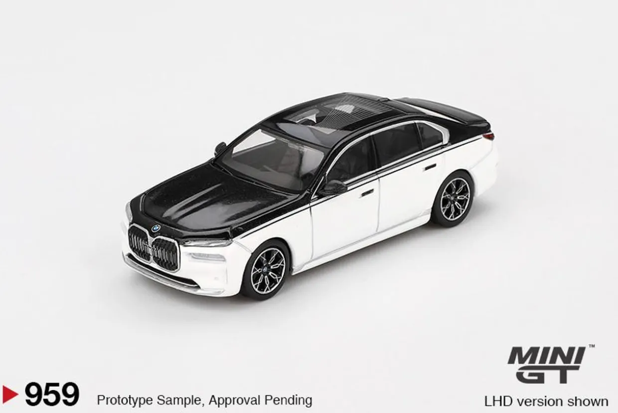 Mini GT 1/64 BMW i7 xDrive60 Alpine White / Black Sapphire