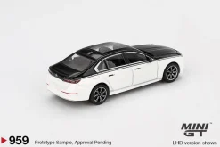 Mini GT 1/64 BMW i7 xDrive60 Alpine White / Black Sapphire