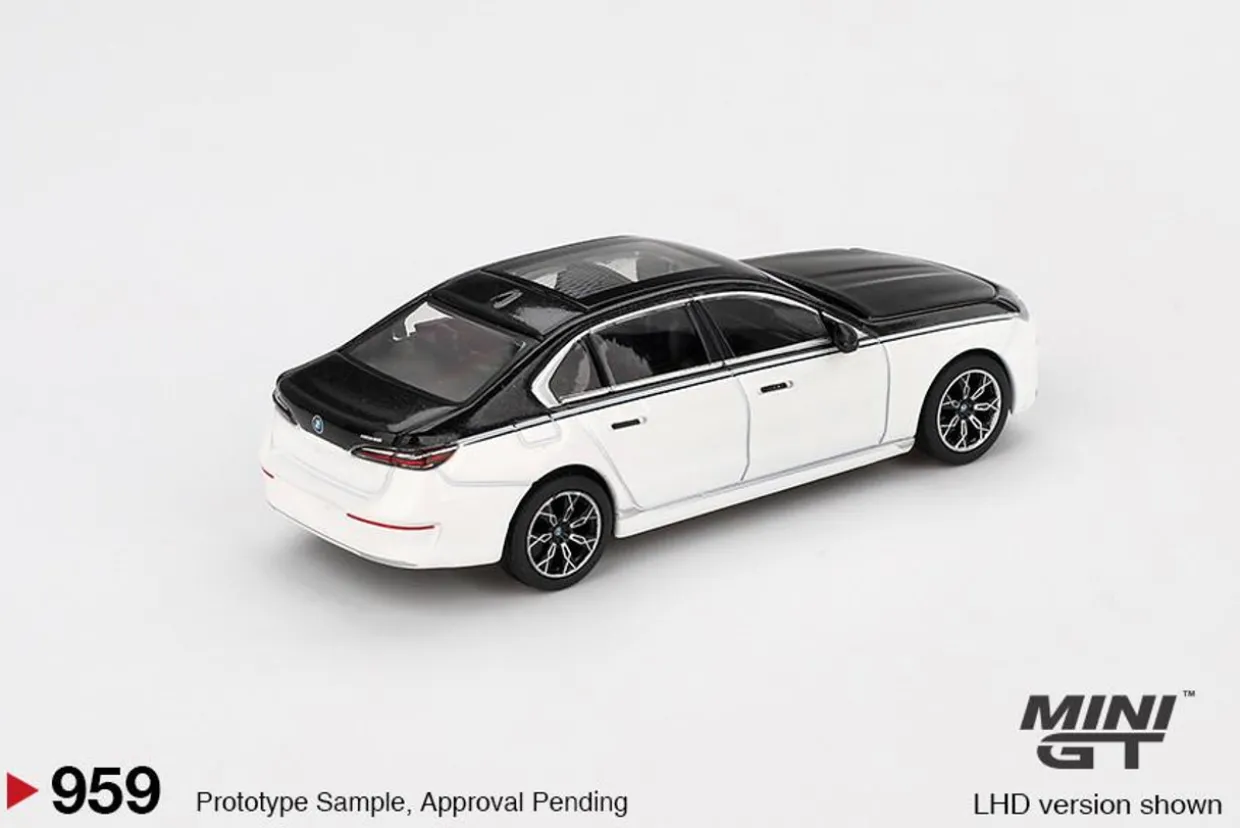 Mini GT 1/64 BMW i7 xDrive60 Alpine White / Black Sapphire