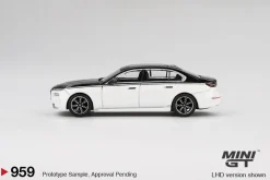 Mini GT 1/64 BMW i7 xDrive60 Alpine White / Black Sapphire