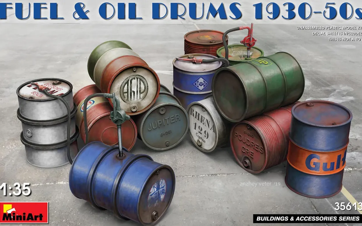MiniArt 1/35 Fuel and Oil Drums 1930-50s Model Kit