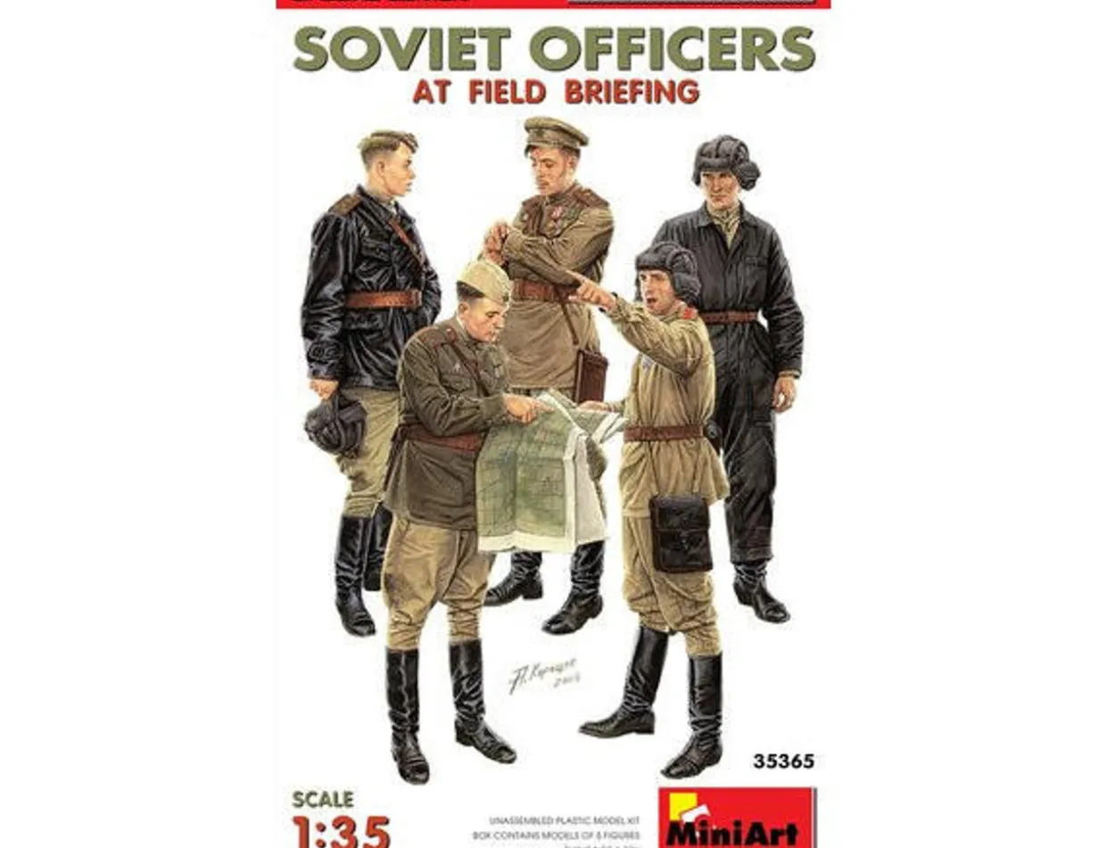 MiniArt 1/35 Soviet Officers at Field Briefing Special Edition