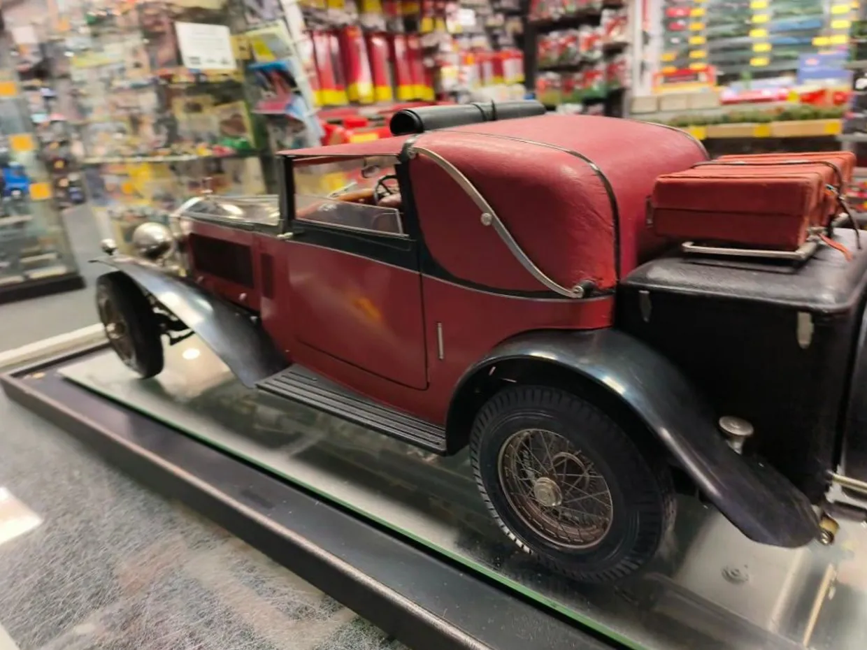 Pocher 1/8 1932 Rolls Royce Phantom II Sedanca Coupe Maroon And Black Ready Assembled