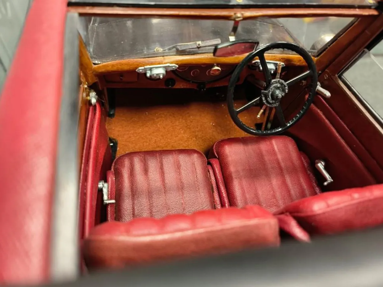 Pocher 1/8 1932 Rolls Royce Phantom II Sedanca Coupe Maroon And Black Ready Assembled