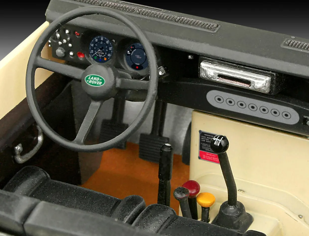 Revell 1/24 Land Rover Series III LWB 109 Commercial Starter Set