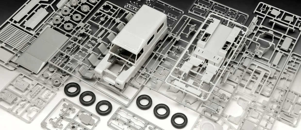 Revell 1/24 Land Rover Series III LWB 109 Commercial Starter Set