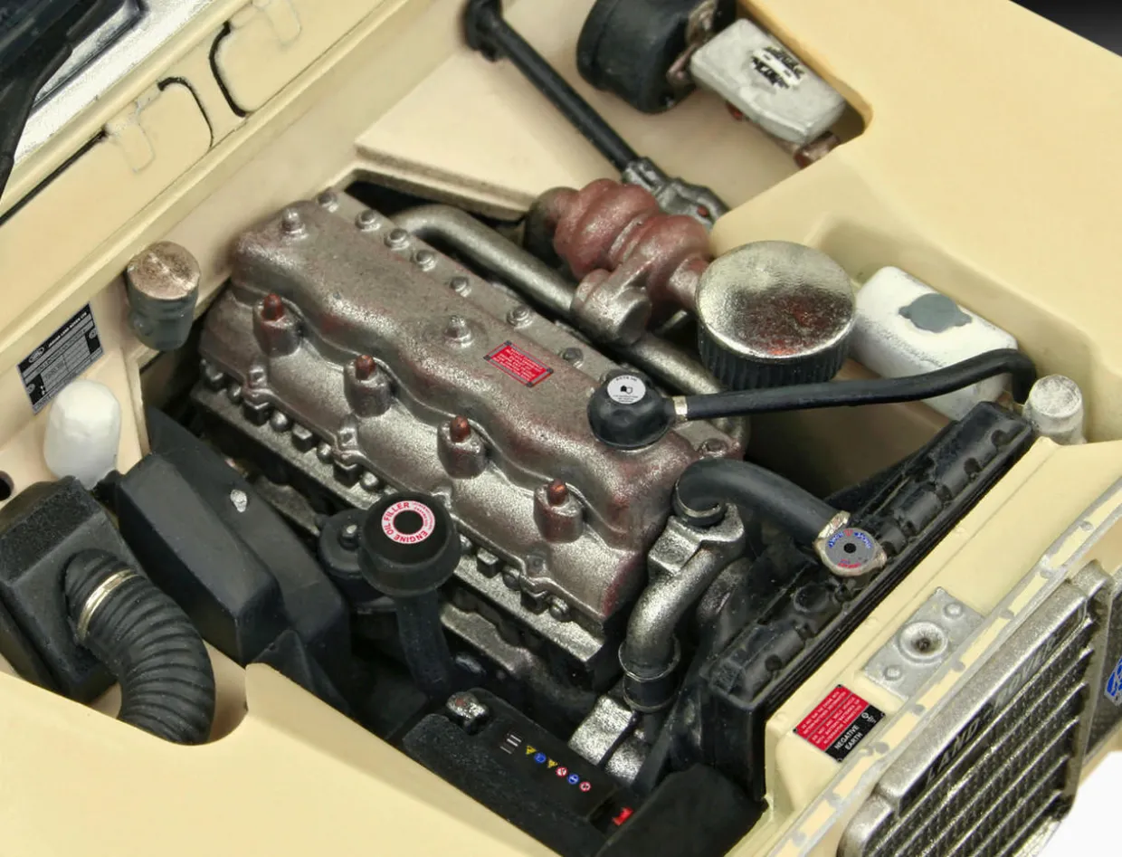 Revell 1/24 Land Rover Series III LWB 109 Commercial