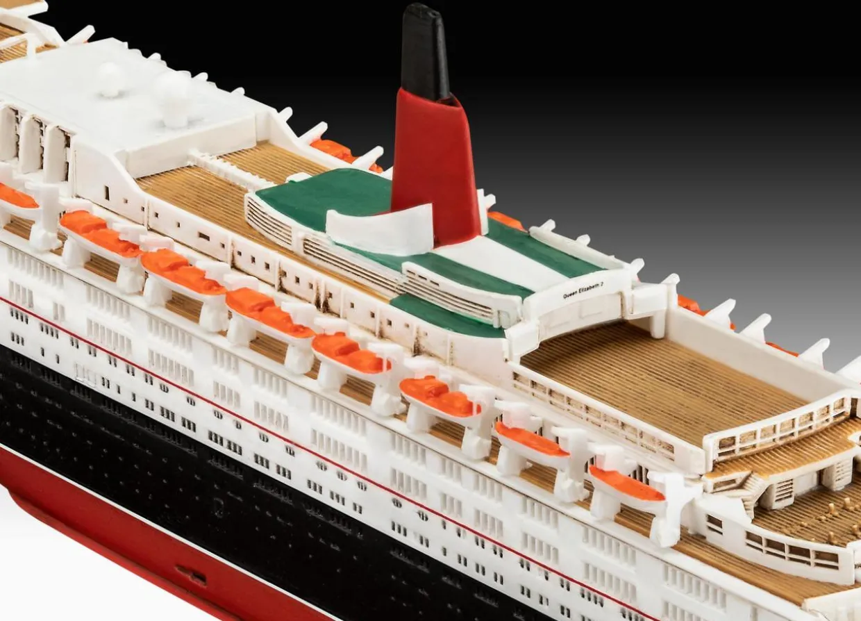 Revell 1/1200 Queen Elizabeth 2 (QE2)