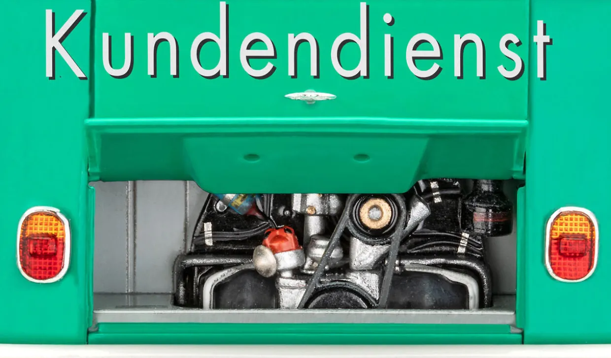 Revell 1/24 Volkswagen T1 Bus 150 Years of Vaillant Gift Set