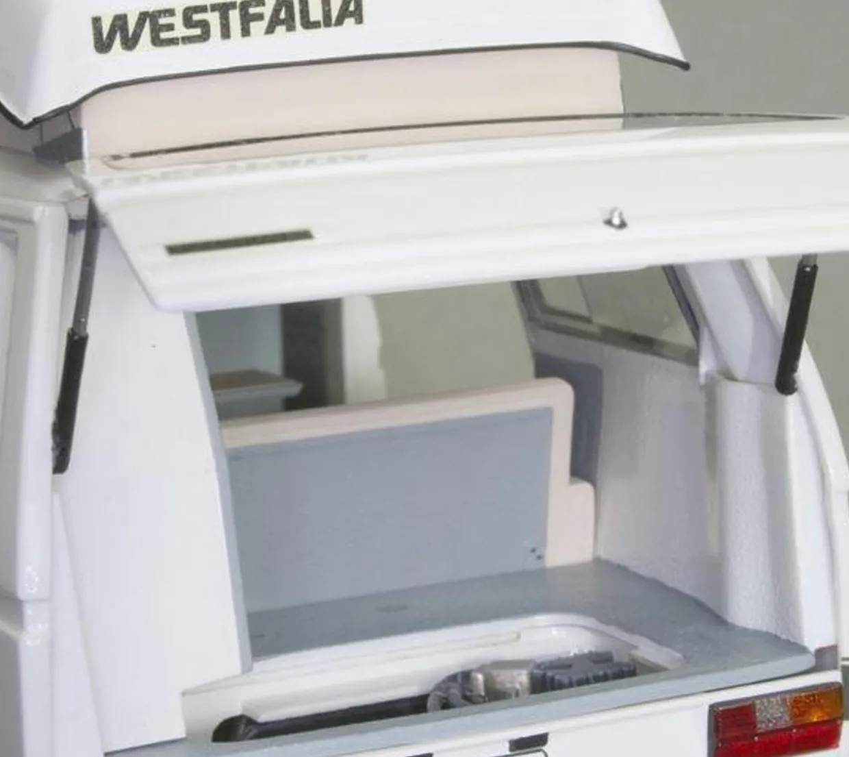 Revell 1/25 Volkswagen T3 Westfalia Joker Camper Van