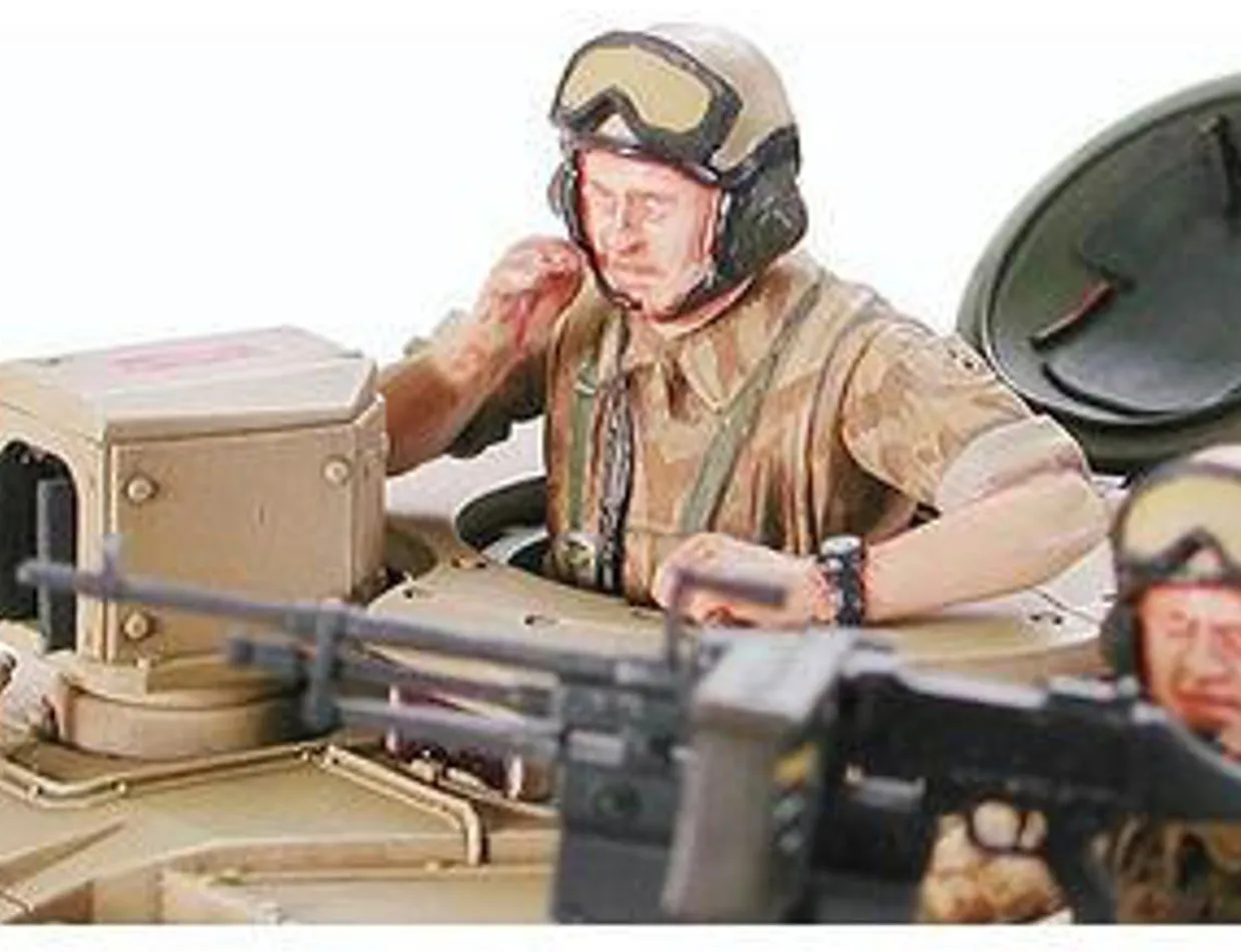 Tamiya 1/35 Challenger 2 MBT Desertised