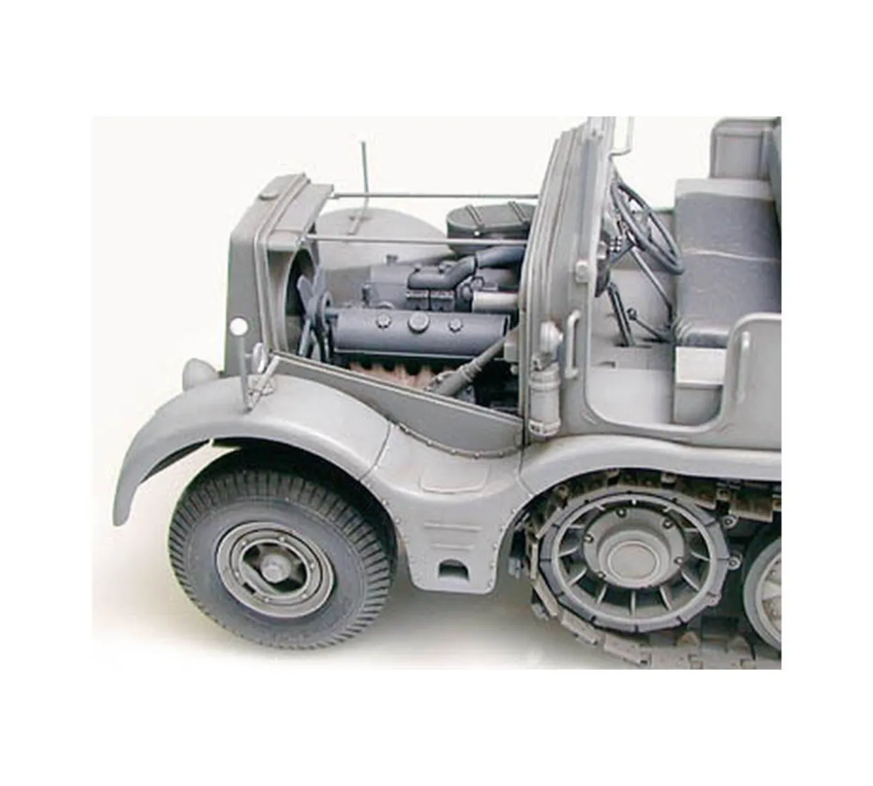 Tamiya 1/35 Sd.Kfz.9 Famo 18 Ton Half-Track